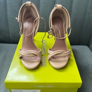 Giani binni nude heels
